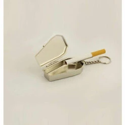 PERLE RARE Porte-clés Cercueil En Métal Cendrier De Poche Portable Cendrier à Cigarettes Extérieur Avec Couvercle à Envoyer à Des Amis (1 Pièce) 10 PERLE RARE Porte-clés Cercueil En Métal Cendrier De Poche Portable Cendrier à Cigarettes Extérieur Avec Couvercle à Envoyer à Des Amis (1 Pièce) -Poubelle Boutique 42418844 4