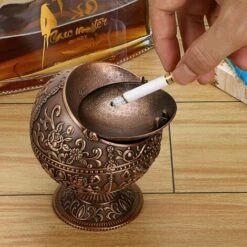 PERLE RARE Vintage Cendrier Coupe-Vent Avec Couvercle - Porte-Cendres Cendrier Cendrier Motif Fleur Rétro Décoration De Bureau à Domicile Rétro, Bronze Rouge 8 PERLE RARE Vintage Cendrier Coupe-Vent Avec Couvercle - Porte-Cendres Cendrier Cendrier Motif Fleur Rétro Décoration De Bureau à Domicile Rétro, Bronze Rouge -Poubelle Boutique 59968686 2